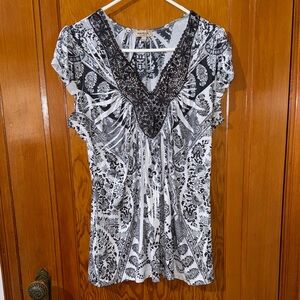 Chic Black and White Patterned Women's Blouse